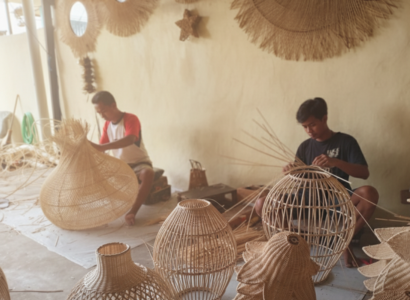 à propos: artisans balinais fabriquant des luminaires en rotin dans un atelier à Bali.