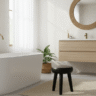 Tabouret design minimaliste en bois noir, parfait pour salon, chambre ou salle de bain.