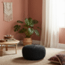 Créer un coin détente bohème avec un pouf rond en corde tressée noire, design moderne et touche bohème pour salon ou chambre.