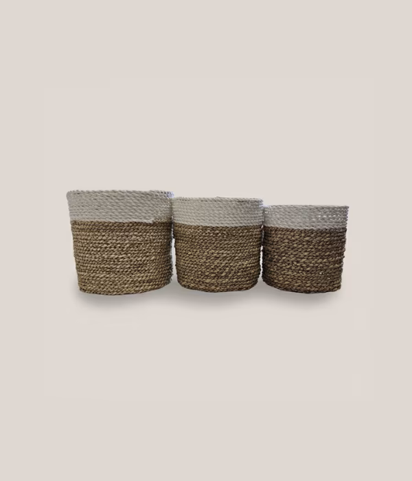 set de 3 paniers de rangement naturels dans un salon au style bohème moderne