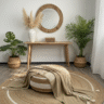 Jeté de canapé beige à motifs texturés et finitions pompons.