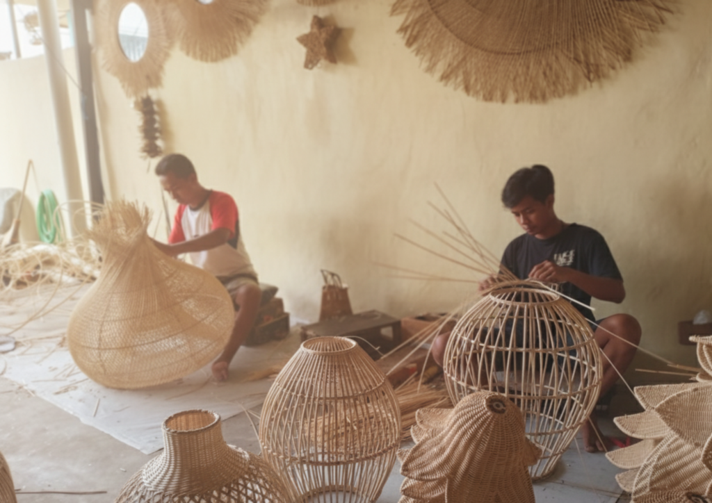 Artisanat balinais : artisans balinais fabriquant à la main des suspensions en rotin, illustrant le tressage traditionnel et le savoir-faire artisanal de Bali.