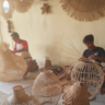 Artisanat balinais : artisans balinais fabriquant à la main des suspensions en rotin, illustrant le tressage traditionnel et le savoir-faire artisanal de Bali.