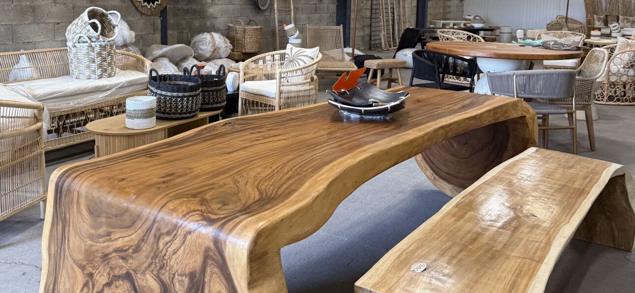 Table en bois de suar