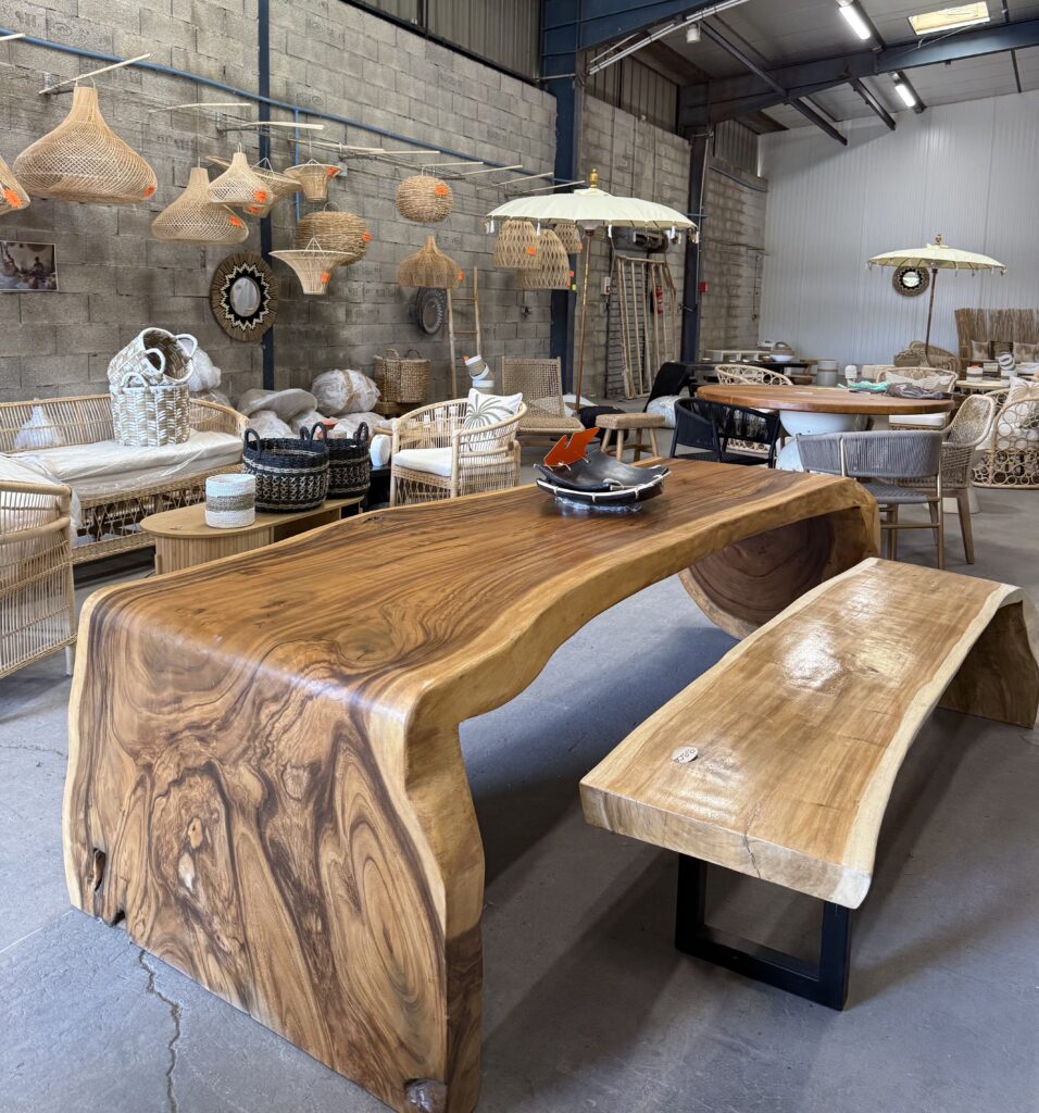 Table en bois de suar