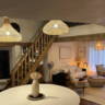 Salon bohème chic avec suspensions en rotin, mobilier en bois naturel et décoration aux matières naturelles.