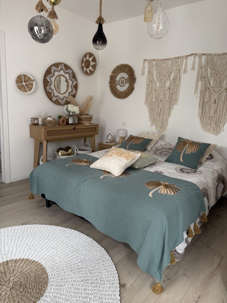 Chambre déco bohème moderne avec macramé mural, déco en fibres naturelles et linge de lit aux tons verts et beiges