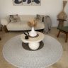 Salon équilibré évitant les erreurs déco bohème avec canapé clair, tapis rond en fibres naturelles et décoration épurée