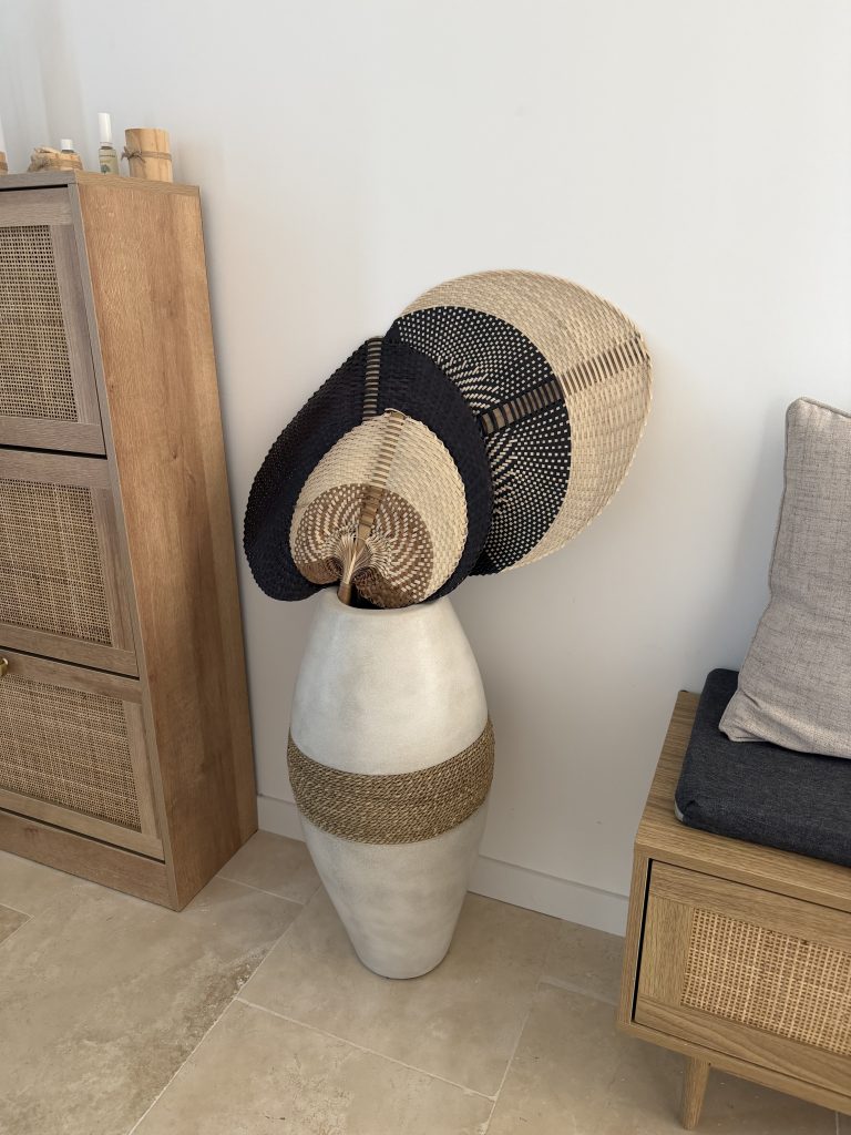 Erreurs déco bohème à éviter avec accumulation d’objets en fibres naturelles dans un coin salon minimaliste